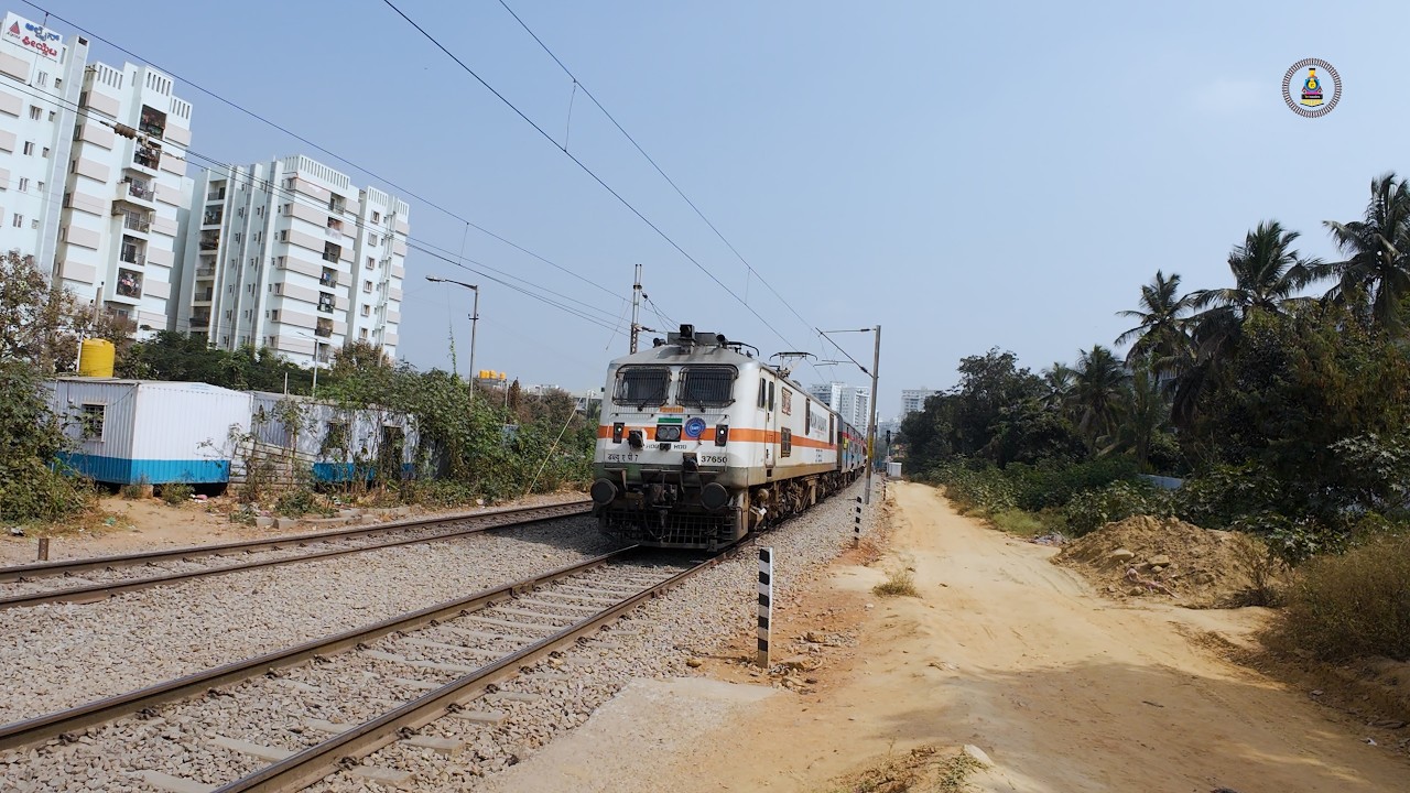 धीमी रफ्तार में Brindavan Express का जलवा 🚄