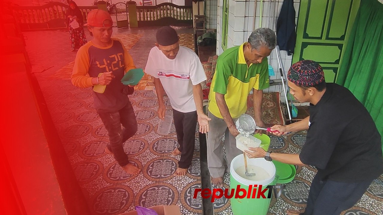 Tradisi Bubur Ramadan Hangatkan Kebersamaan di Keraton Martapura