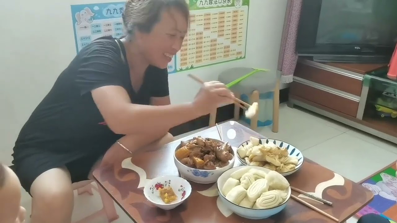 公公想吃鸡怕被婆婆骂馋，儿媳炖鸡给他吃，公公可算是找到靠山了