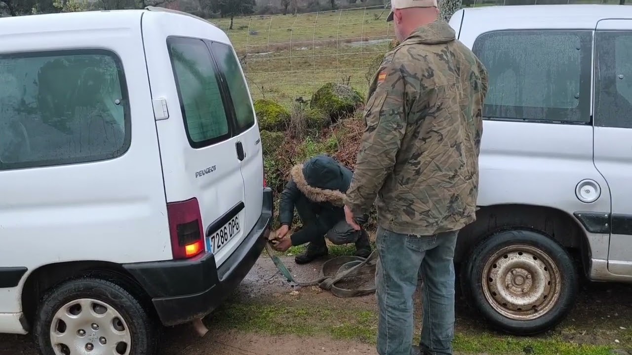 Caigo en un caño con la furgoneta, tengo que pedir ayuda urgentemente