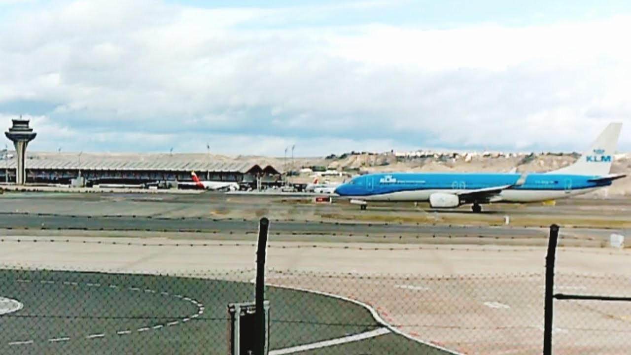 Boeing 737-800 from KLM taxing & taking off in Madrid