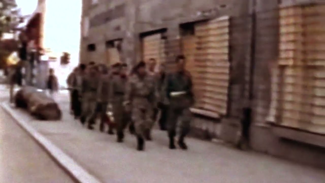Borci iz Prekounja obilaze mezare poginulih saboraca (April, 1993)