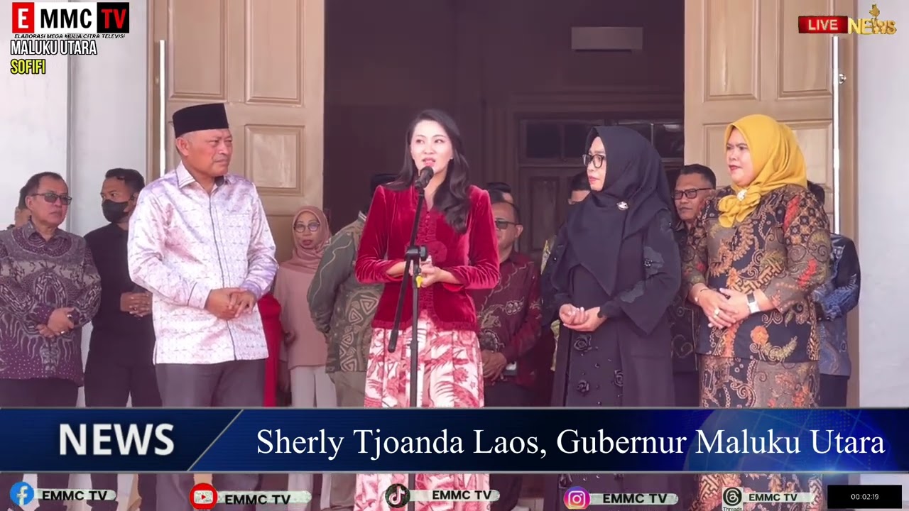 OPEN HOUSE NATAL DI KEDIAMAN GUBERNUR, WARGA BAHAGIA GUBERNUR  SHERLY BAGI - BAGI AMPLOP NATAL