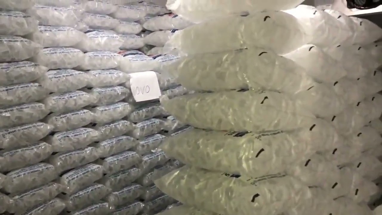 Visão interna de uma câmara frigorífica para armazenamento de gelo🔧❄️