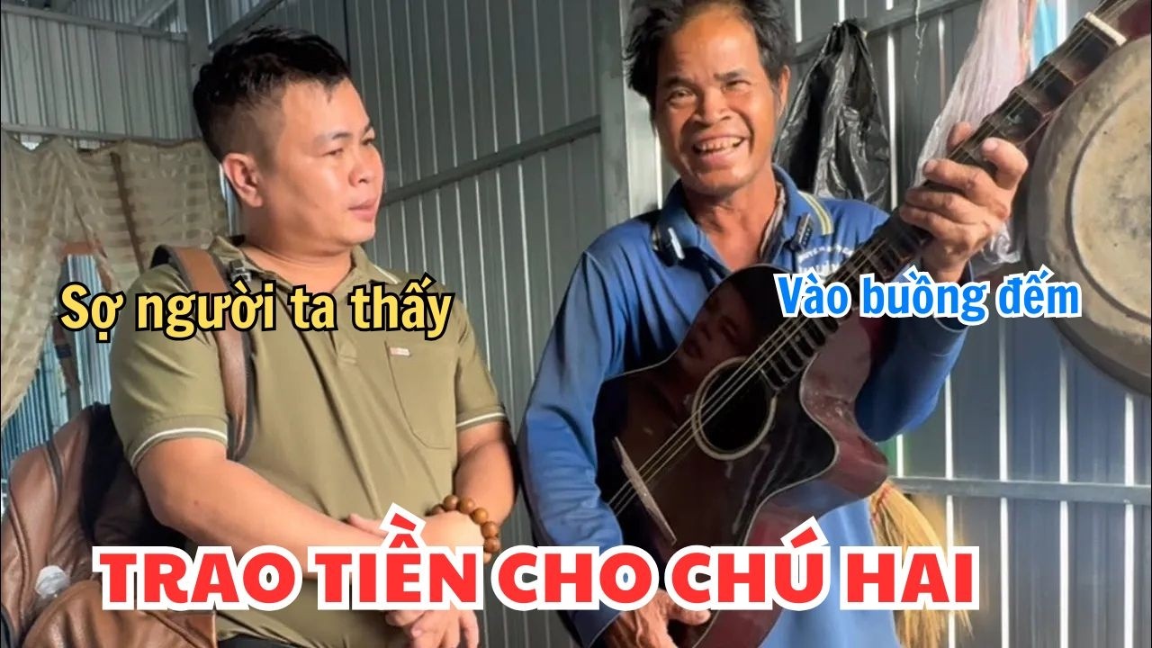 Chú hai cắt tiền đếm tiền sợ người ta thấy vô tới trong buồng mới đếm