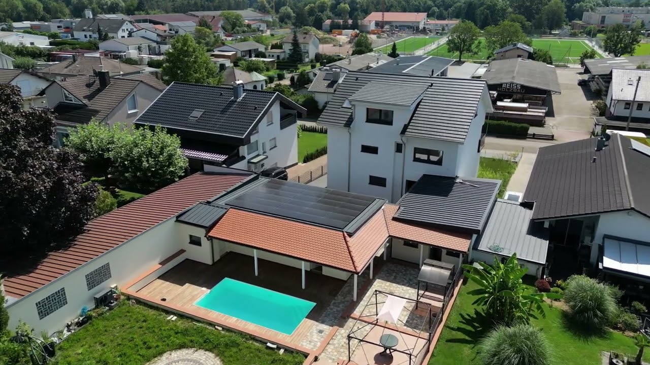 Villa mit Pool, Klimaanlage, 2 Doppelgaragen, Fotovoltaik, Solar und Stromspeicher in Muggensturm