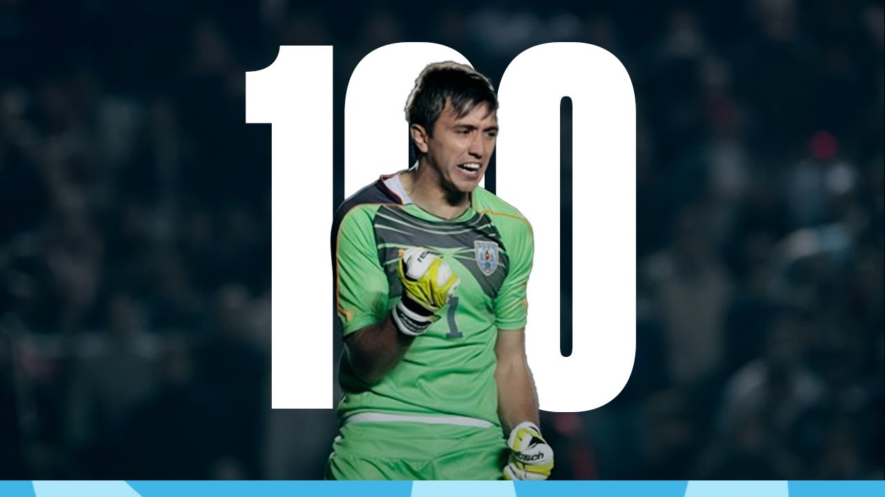 Homenaje de la AUF a Fernando Muslera por haber cumplido 100 partidos con la Celeste