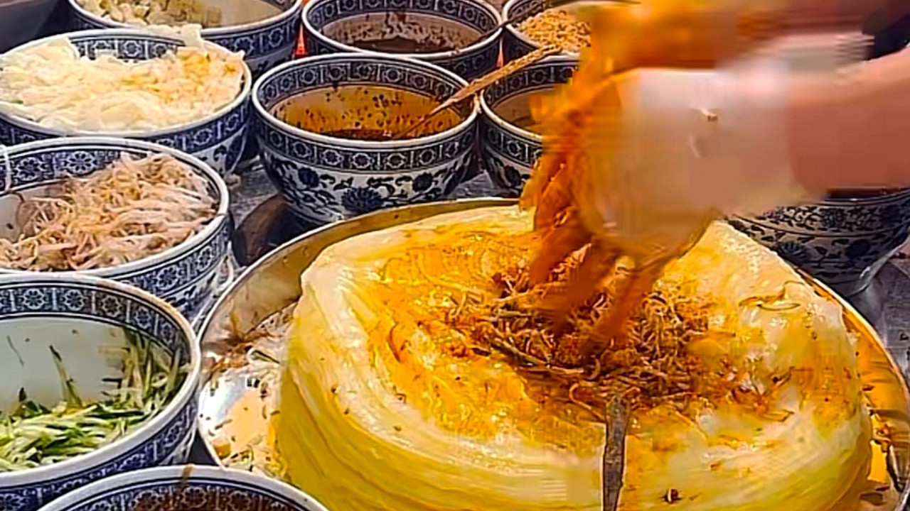 Cooking skin noodles rolls with meat and vegetables fillings, street food.