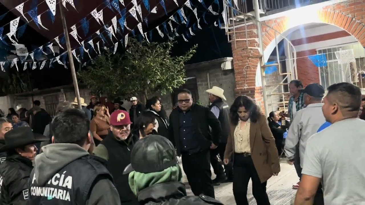 Así nomas se pone el ambiente dondequiera que pise esta banda 