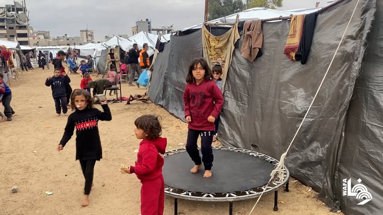 نازحون في خيام بملعب اليرموك بمدينة غزة يعانون من الطقس الماطر والبارد
