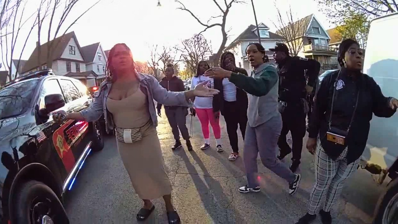 Whole Neighborhood Fights Cops When Teens Get Arrested