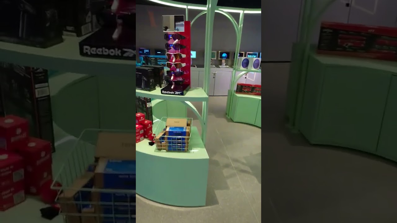 tm:rw  - New York City's Cool Technology Store Times Square NYC Quick Look 2025 September 5