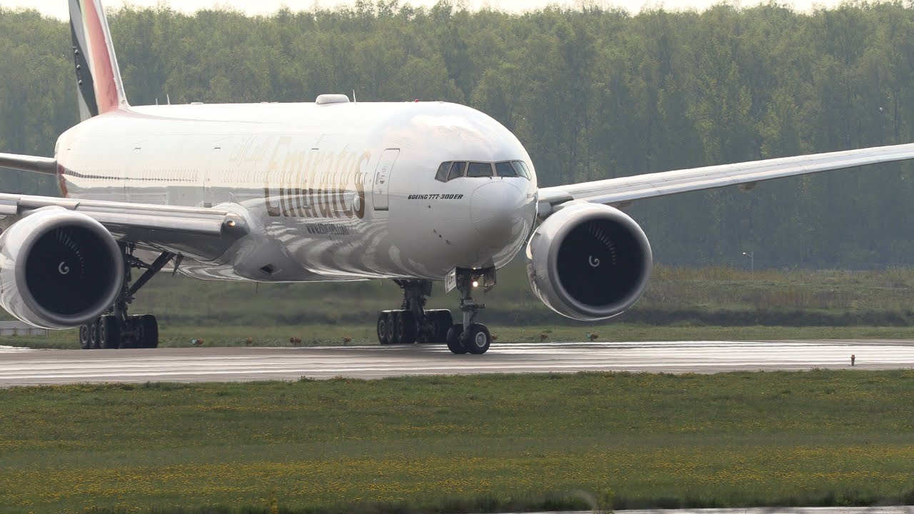 Боинг "Три семёрки" Emirates в аэропорту Домодедово.