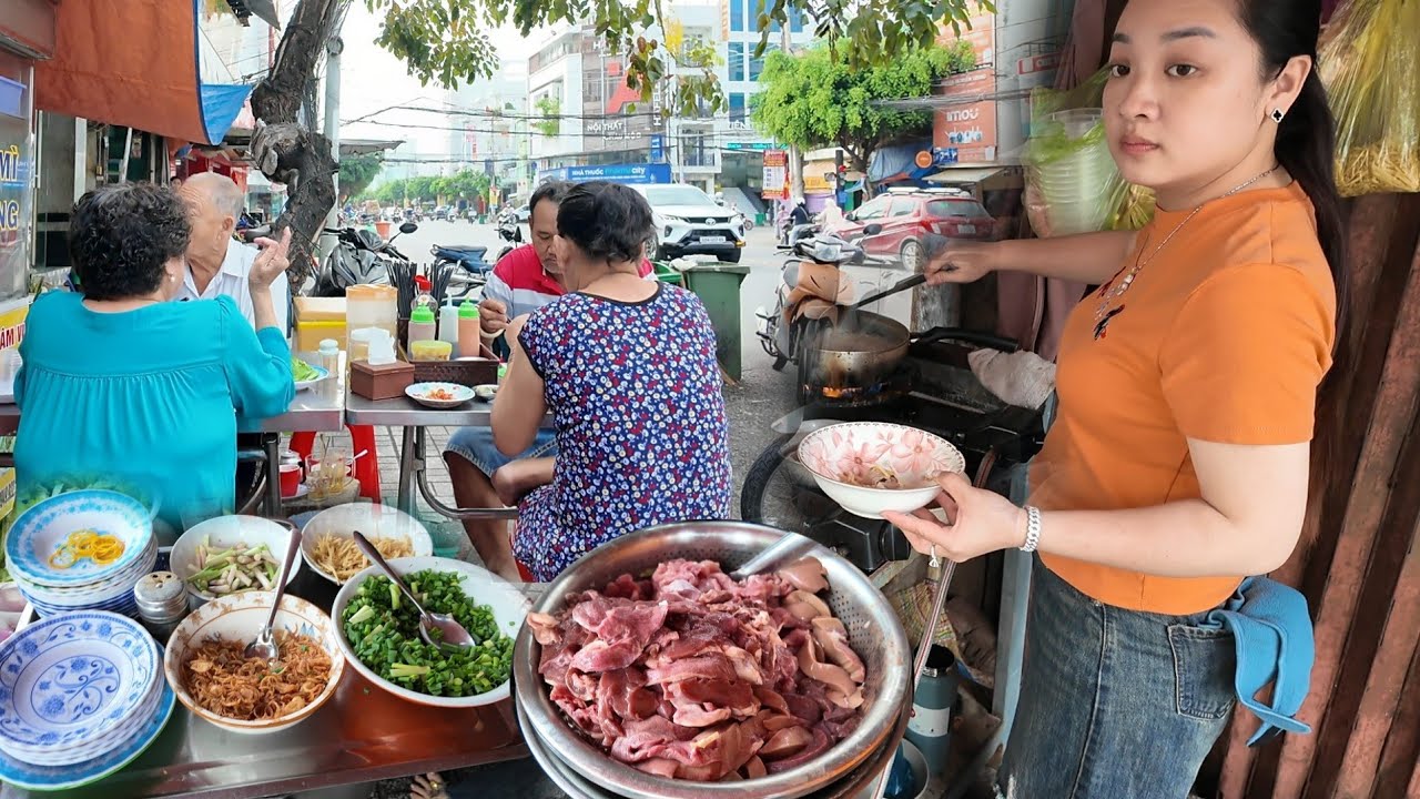Xuất hiện em gái bán quán cháo thịt tươi nấu tại chỗ | Long Xuyên TV 