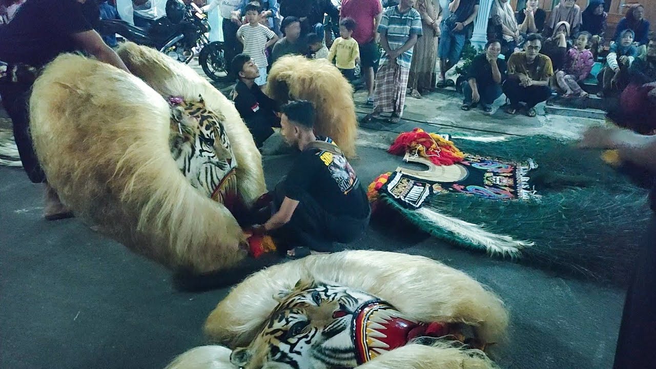 MELIHAT PEMBARONG MASANG KEPALA BARONGAN SUPER BESAR