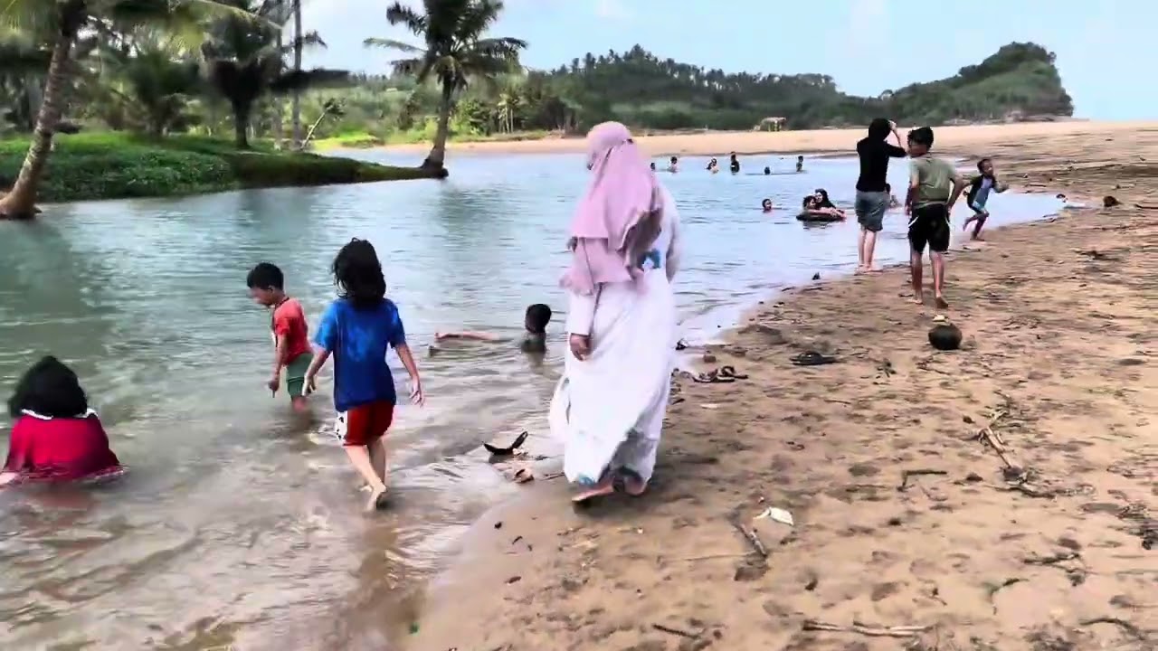 Liburan sekolah di pantai wonogoro Kabupaten Malang