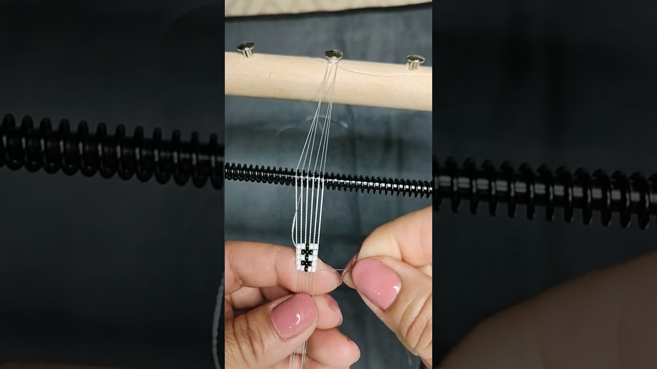 Bracciale fatto di mini perline con telaio...