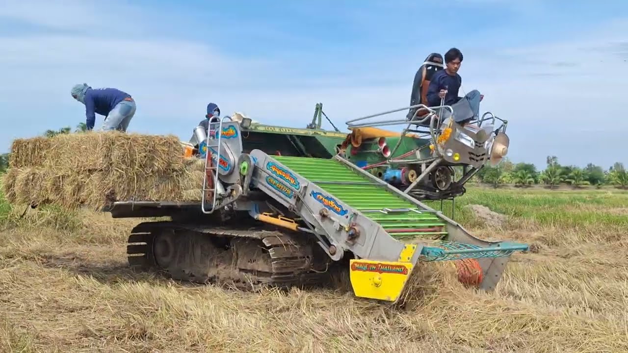 รถอัดฟางล้อแทรคแบกในตัวแกะมาล้านหก รุญเจริญการช่าง ชายใหญ่จัดให้ baler truck