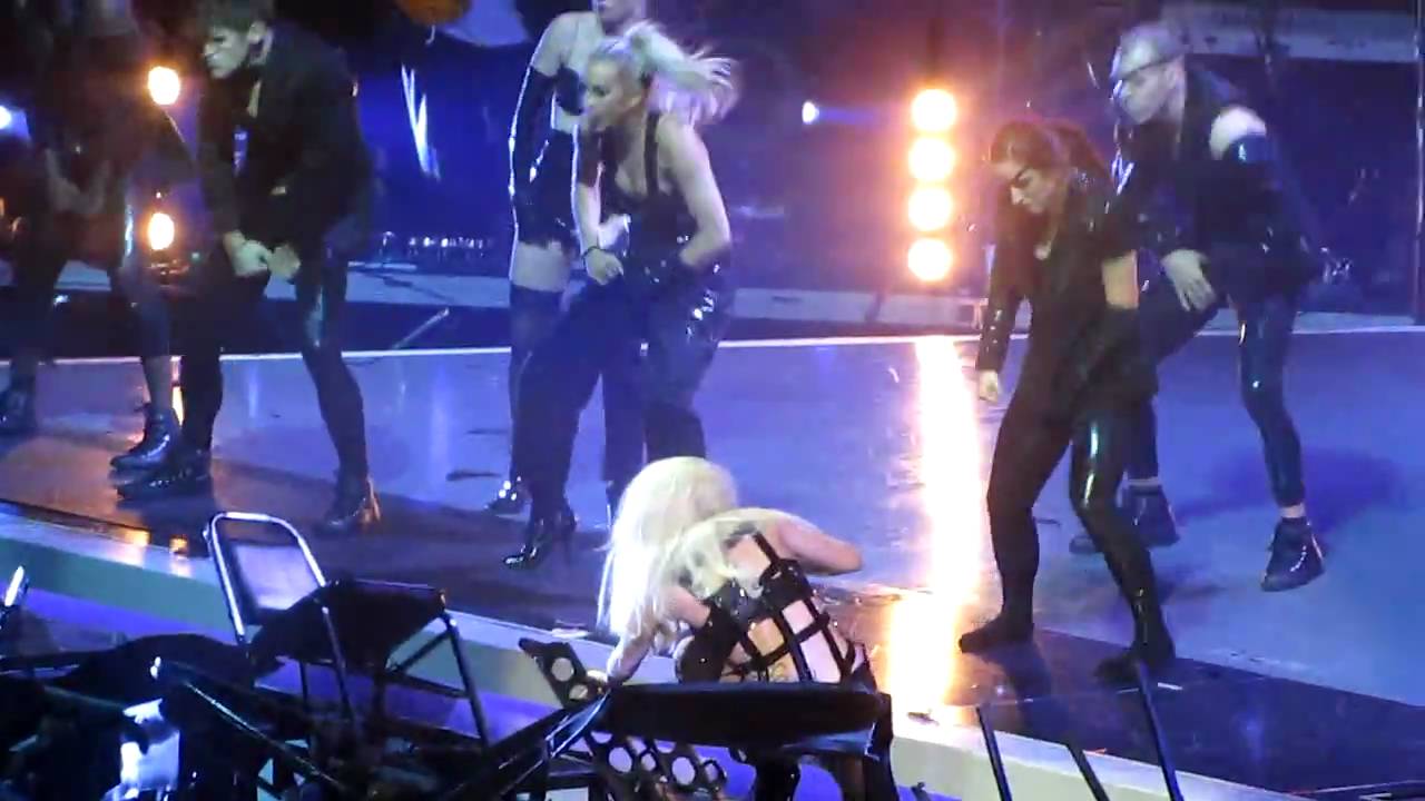 Lady gaga falls - Poker Face (Bell Center - The Monster Ball Tour)