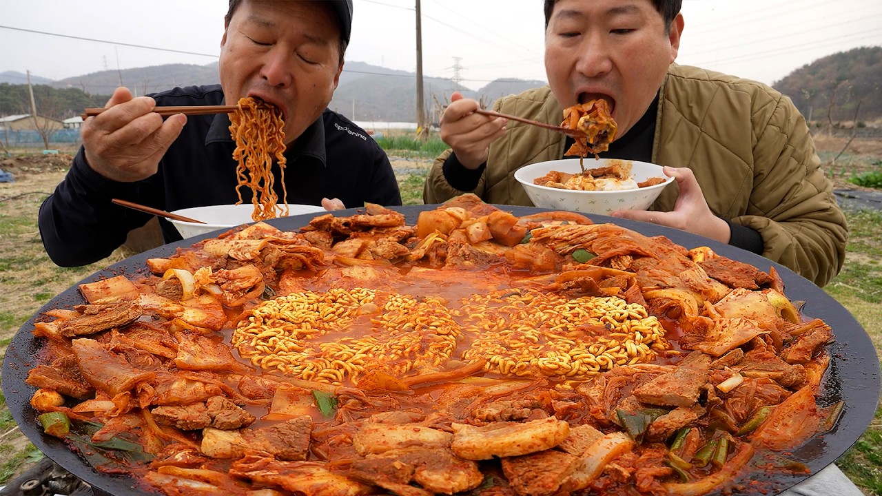 어머니표 김치 하나면 맛있는 솥뚜껑 목살김치찌개 뚝딱! 다른 양념 필요 없는 밥도둑! (Kimchi stew) 요리&먹방!! - Mukbang eating show