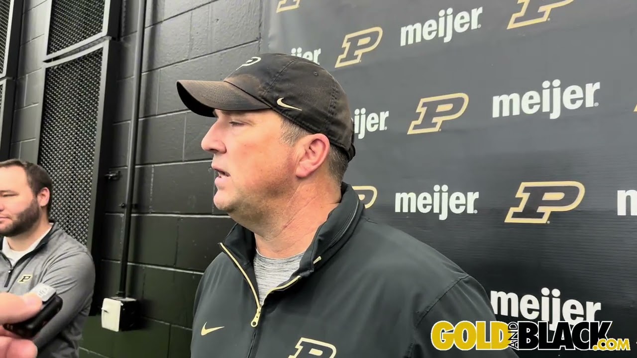 Видео GoldandBlack.com: Координатор нападения команды Purdue Джош Хенсон после весенней тренировк...