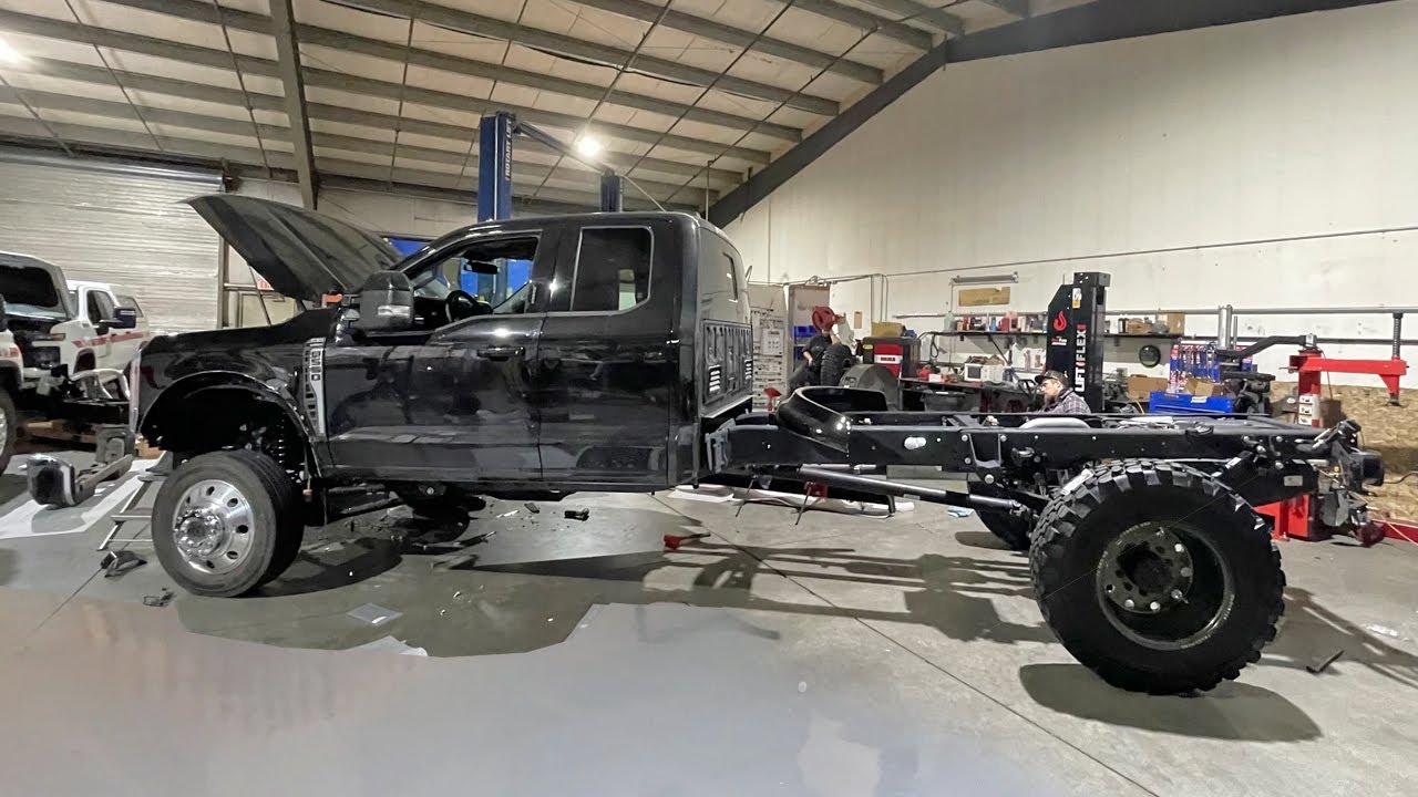 Сборка моего грузовика-кемпера мечты Ford F-550, эпизод 2 — электронная подвеска, супер-синглы и ...