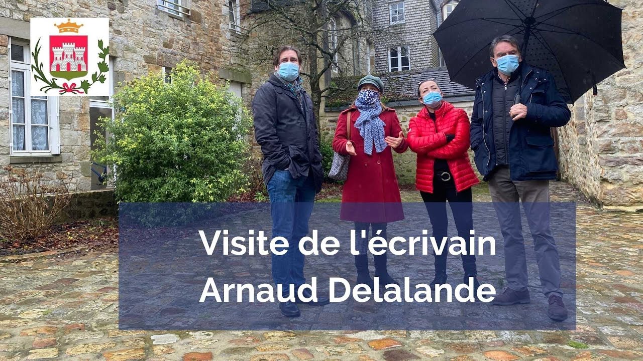 L'écrivain Arnaud Delalande découvre la cité médiévale de Domfront, décor de son futur roman