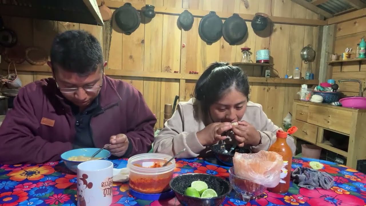 Efra prueba por primera vez los esquites con patitas de pollo