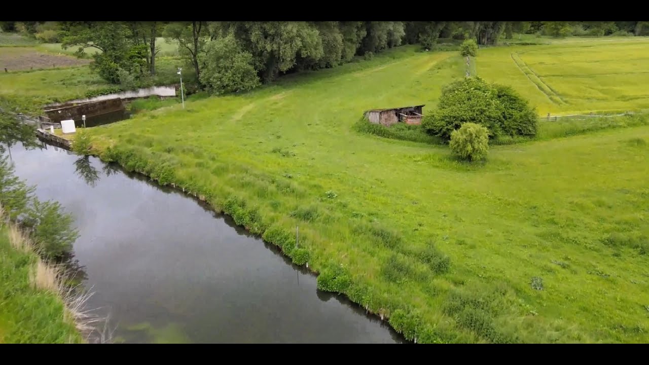 Drohnenflug &uuml;ber Feld und Wald Relax