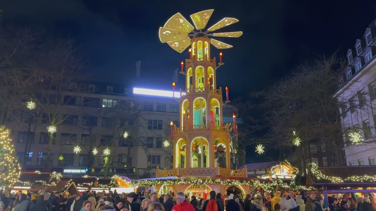 Weihnachtsmarkt Kiel 2025 Asmus-Bremer-Platz mit Weihnachtspyramide 23.12.2025