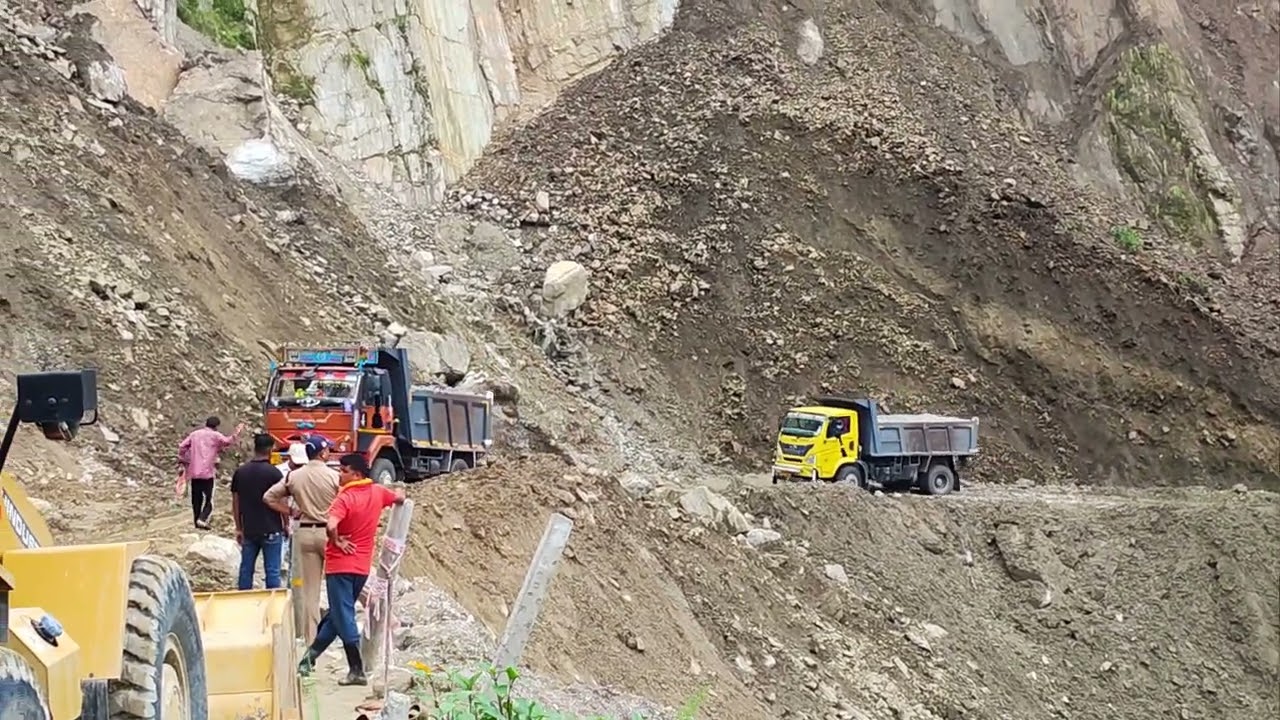 Dekho 🥺shola danger 🫡John mein gadiyan🛻 kaise fansi hai...