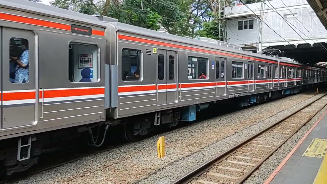 KRLコミューターラインJR205系 スディルマン駅到着 KRL Commuterline 205 series EMU
