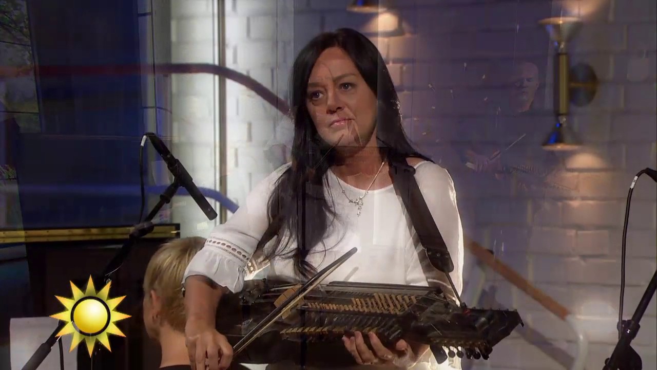 Åsa Jinder spelar i studion: 