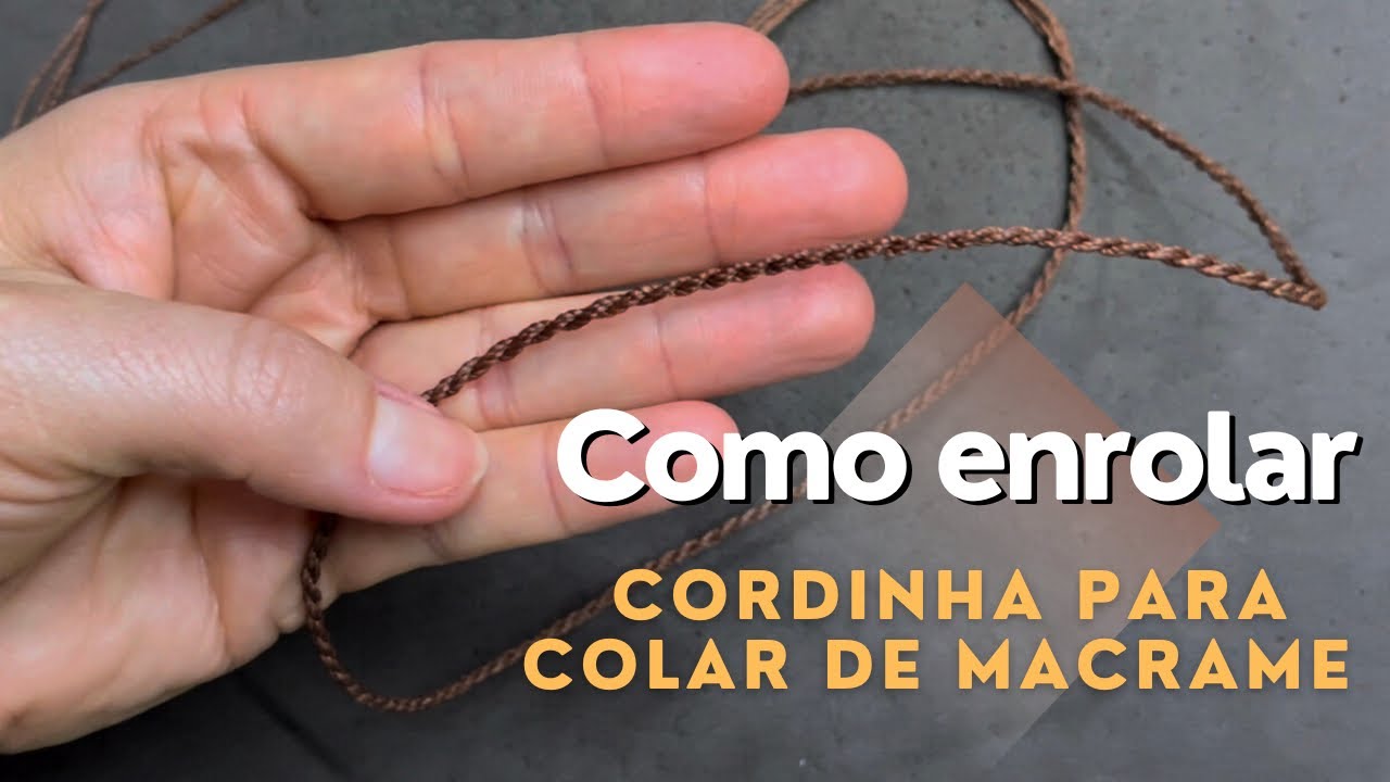 Enrolando a linha para fazer colar de macrame