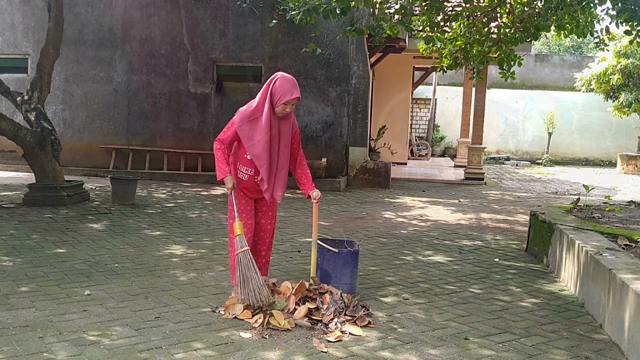 Bersih-bersih halaman rumah l menyapu dengan sapu lidi l tidak lupa membersihkan bawah pohon sawo l
