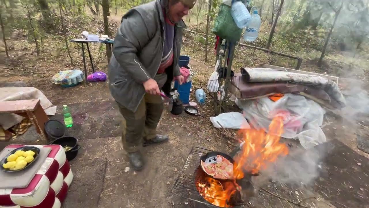Лена готовит обед. Люди леса. Мусорщик.