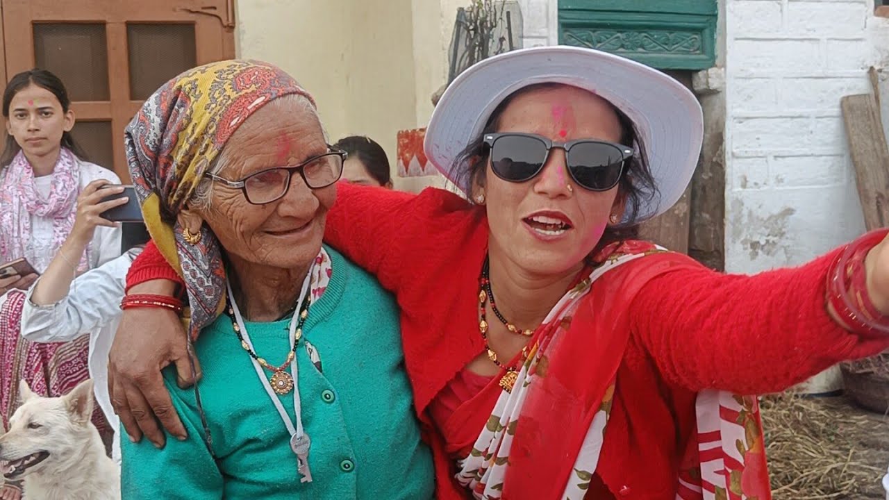 होली मैं डाली जबरदस्त झोड़ा छपेली फिर देखो मेरी अम्मा का डांस Daily Pahadi vlogs@PAWANIPAHADANVLOGS 