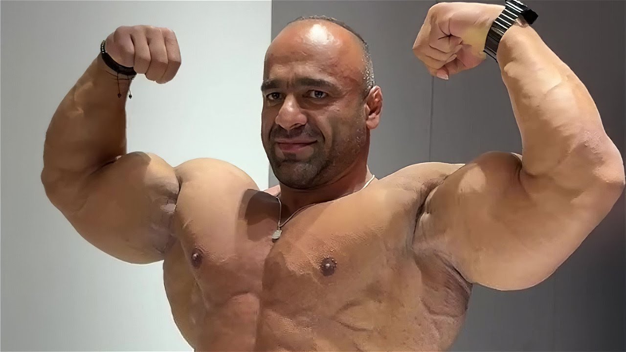Iranian IFBB Pro bodybuilder Morteza Mashayekh - Muscle checking