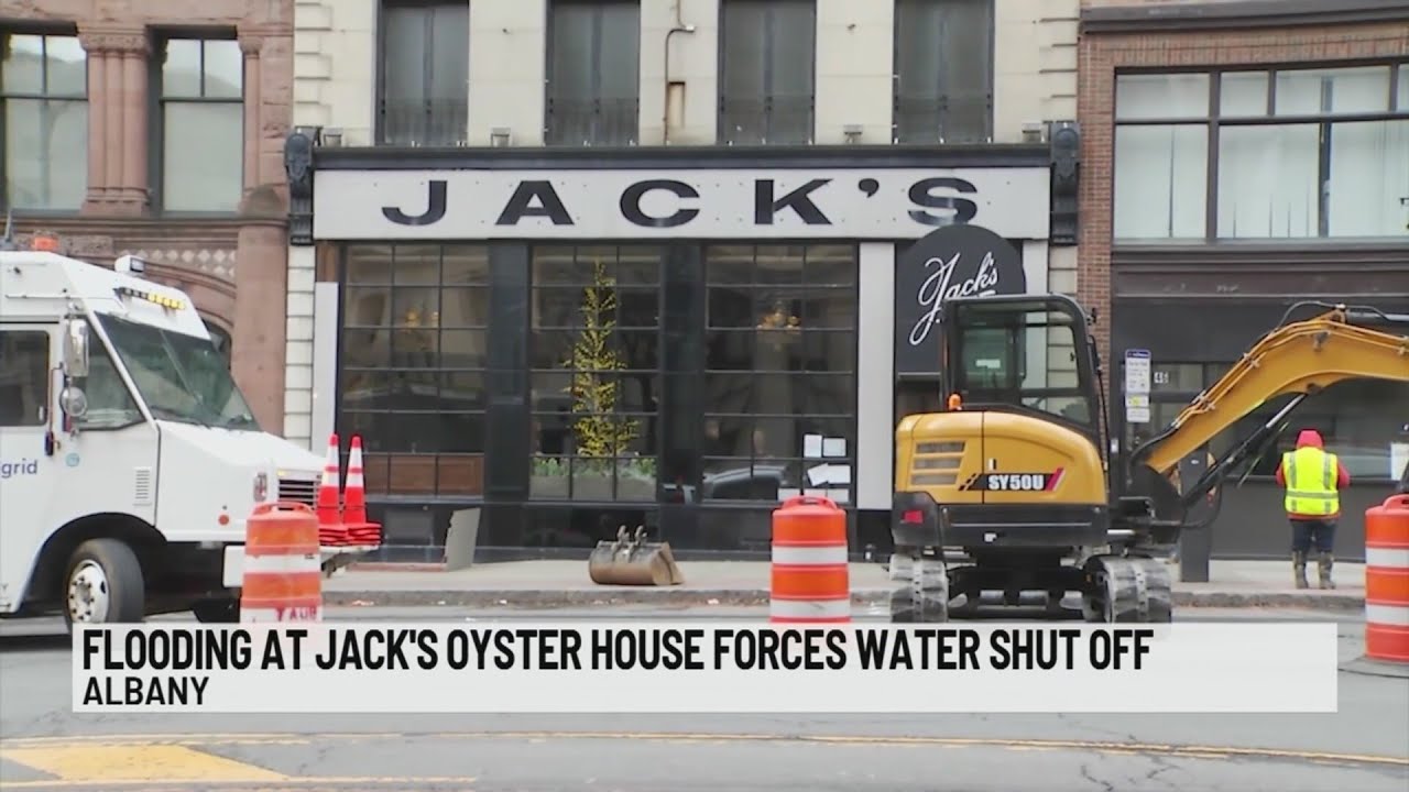 Из-за наводнения в устричном ресторане Jack's Oyster House водоснабжение было отключено.
