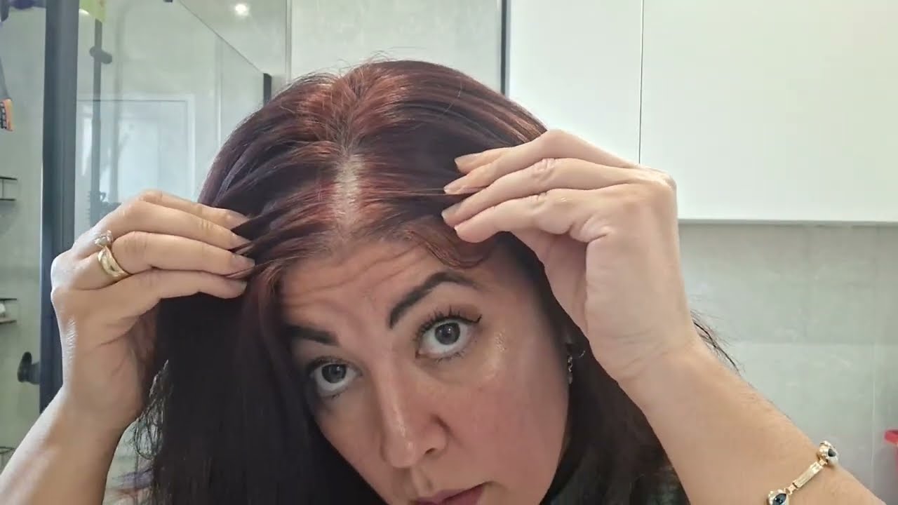 La coloration que j'utilise pour avoir les cheveux rouges foncés, je me lisse les cheveux avec vous 