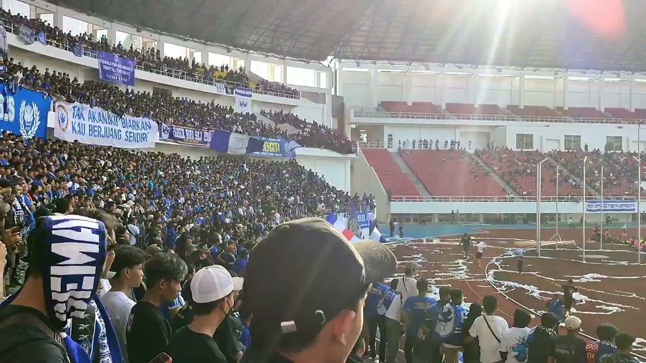 Sambutan Panser Biru (Suporter PSIS) kepada the macz man (Suporter PSM) di stadion jatidiri