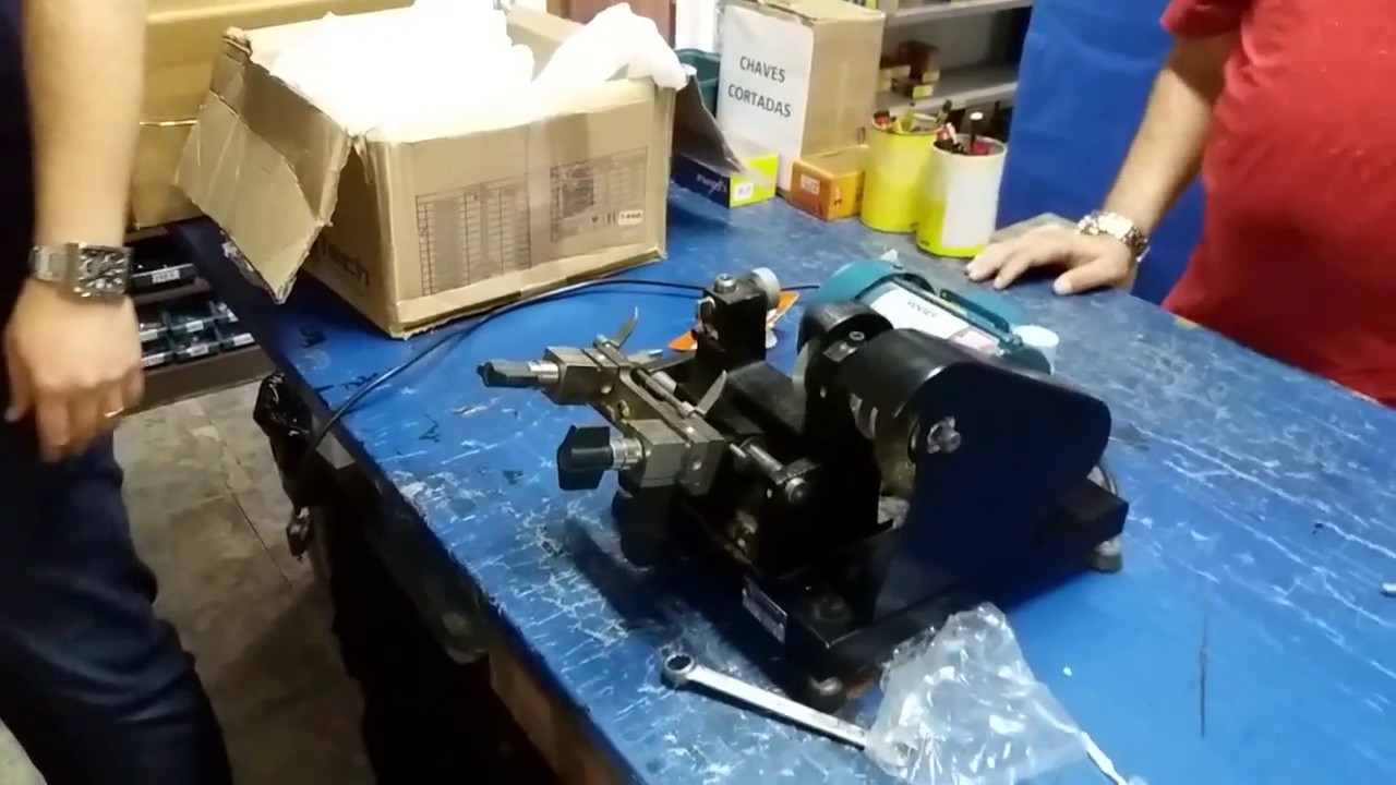 TROCANDO A FRESA E REGULANDO A MÁQUINA DE CHAVEIRO DOVALE
