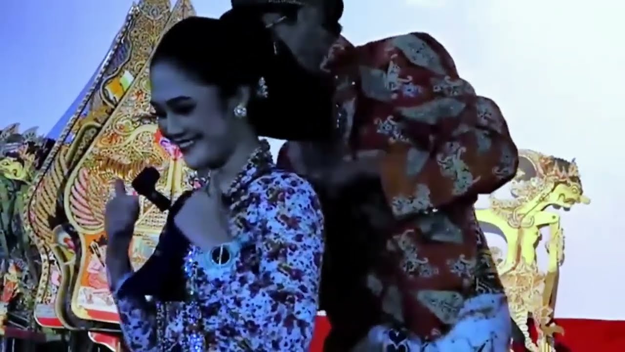 Elisha Orcarus Alasso di minta tuan rumah untuk dalang Ki Yatno Gondo Darsono