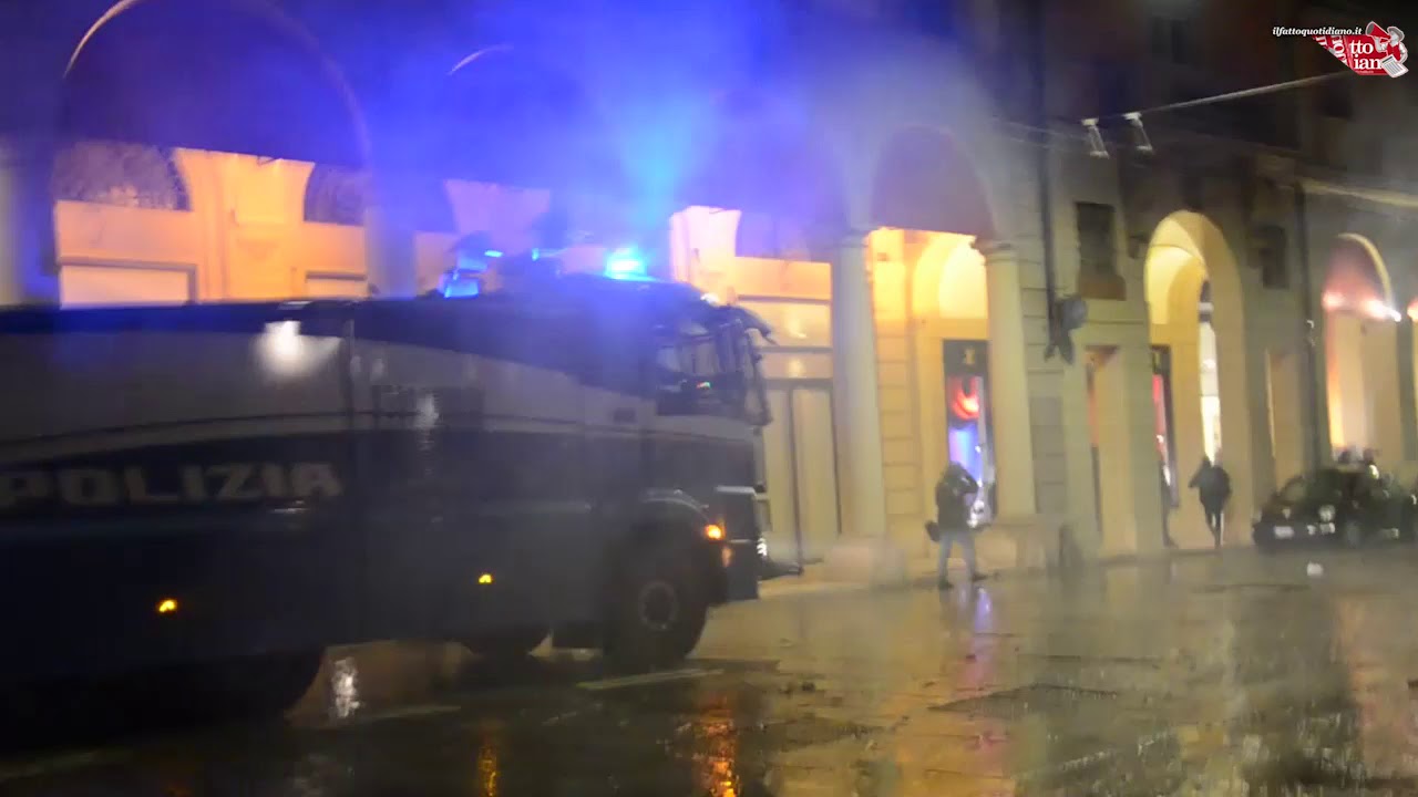 Bologna, scontri in centro per il comizio di Forza Nuova