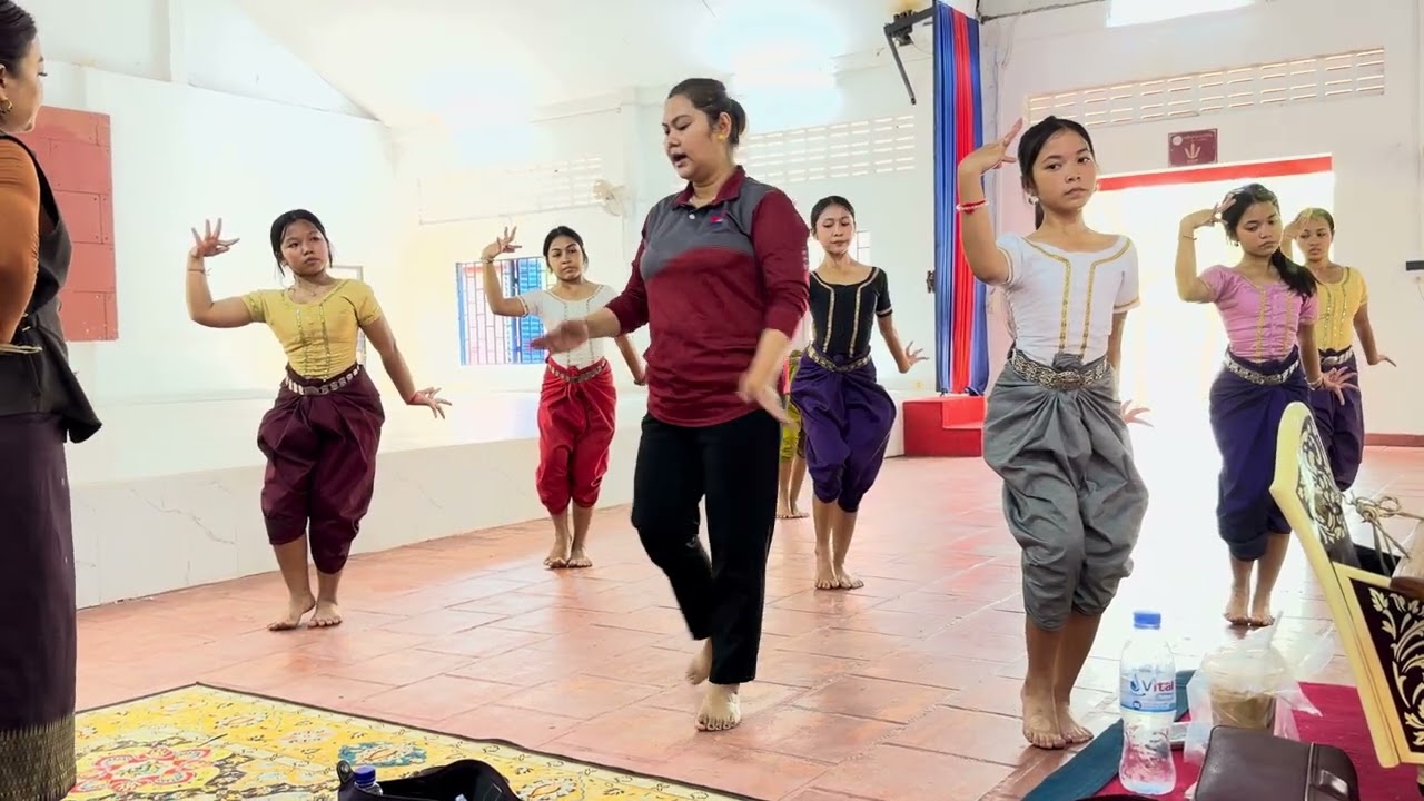 ការហាត់រៀនរបាំបុរាណក្មែរផ្នែកនៃសាលារបាំ