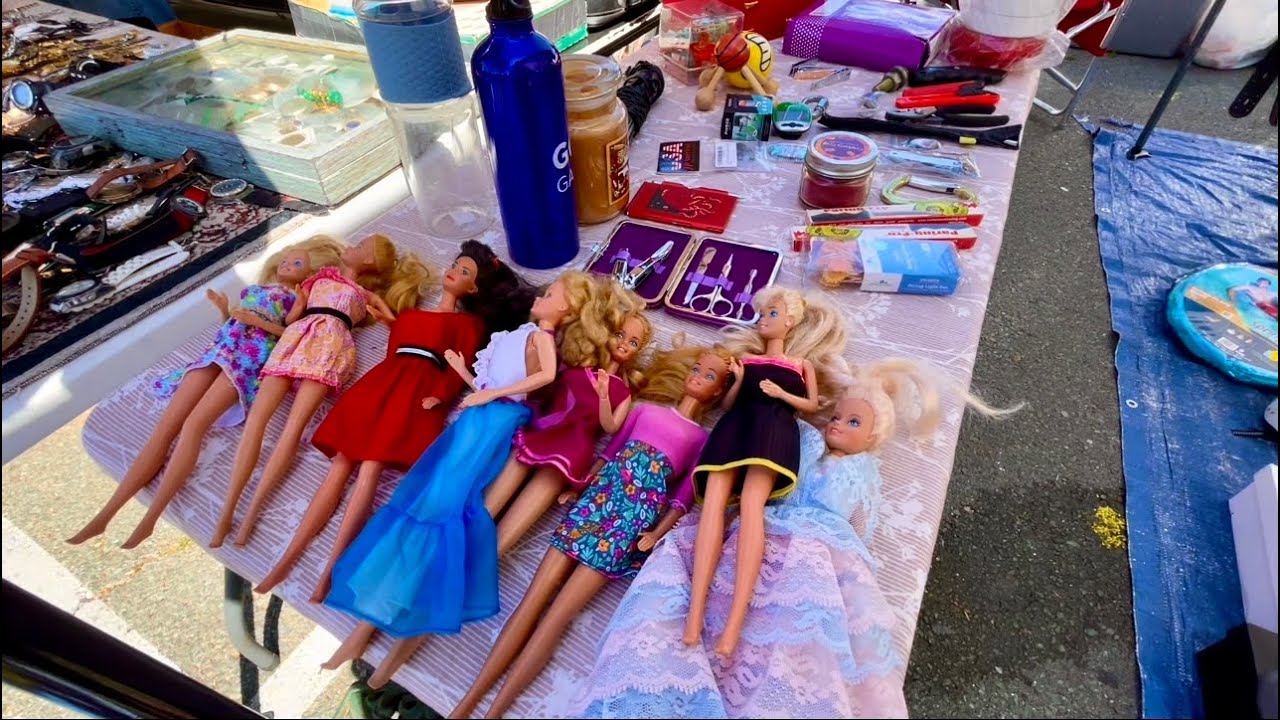 En Busca de Vintage Barbies en el Tianguis. Searching for vintage Barbies at the flea market