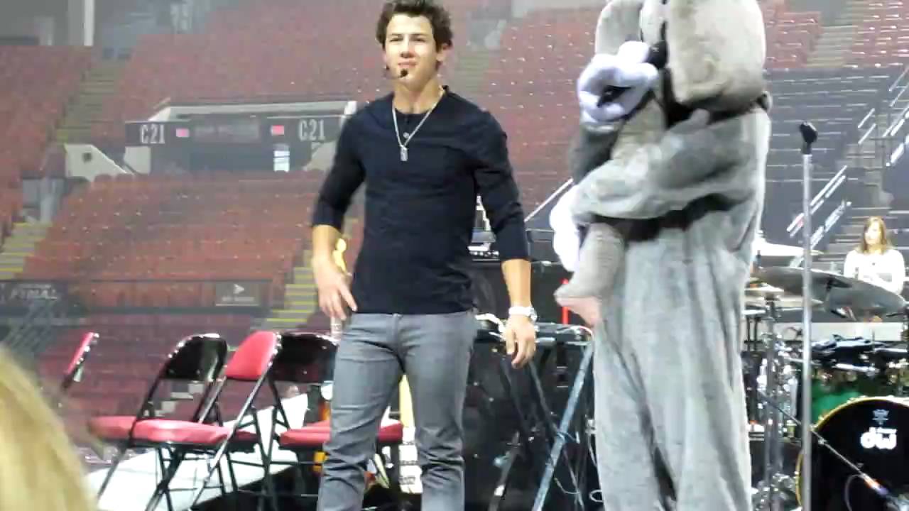 Nick Jonas has no belly button? lol Sound check, Pittsburgh PA 7-25-09