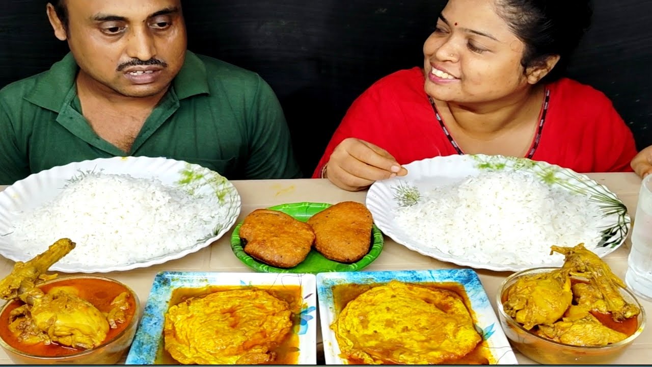 BENGALI FOOD RICE EGG OMELETTE CURRY SPICY CHICKEN CURRY PAKODA EATING CHALLENGE 
