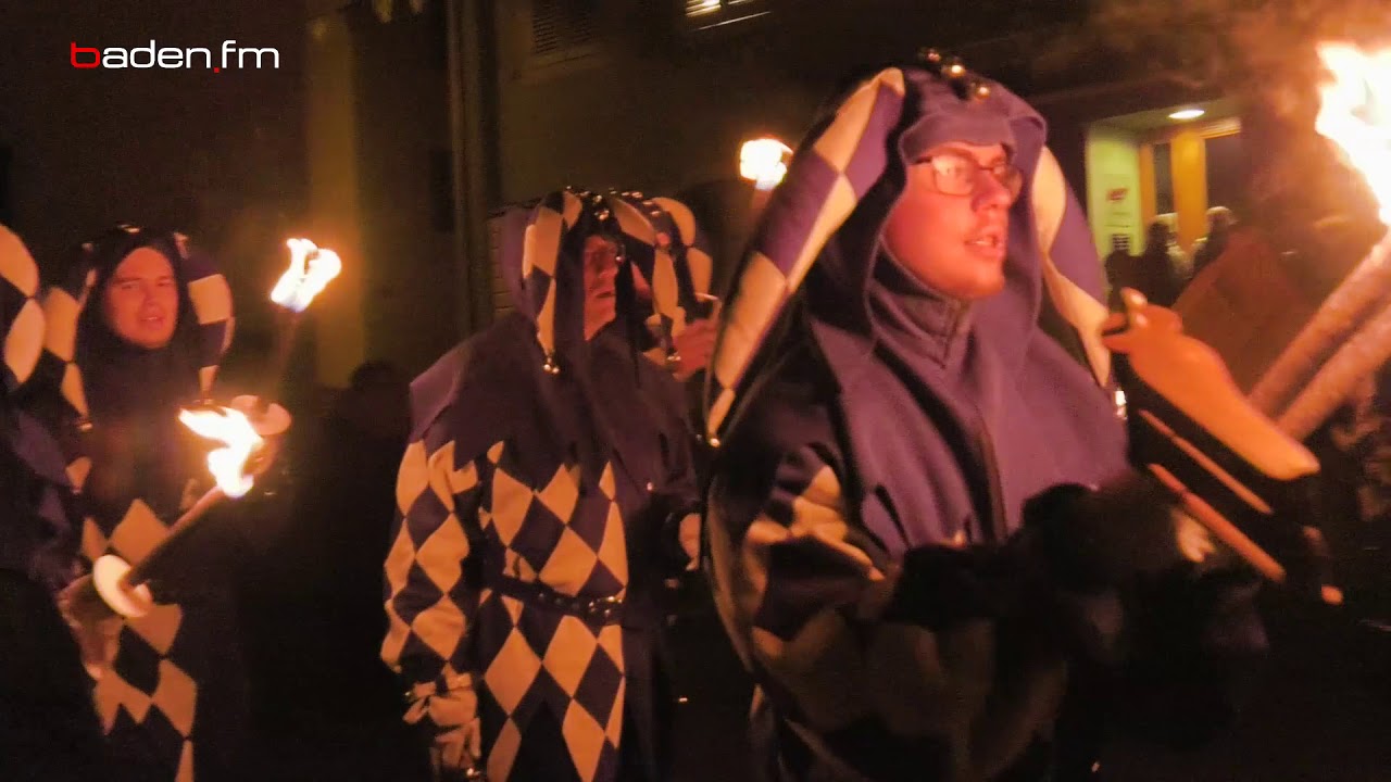 Tränenreich und mit Feuer verabschieden sich die Narren der Schelmenzunft in Staufen von der Fasnet