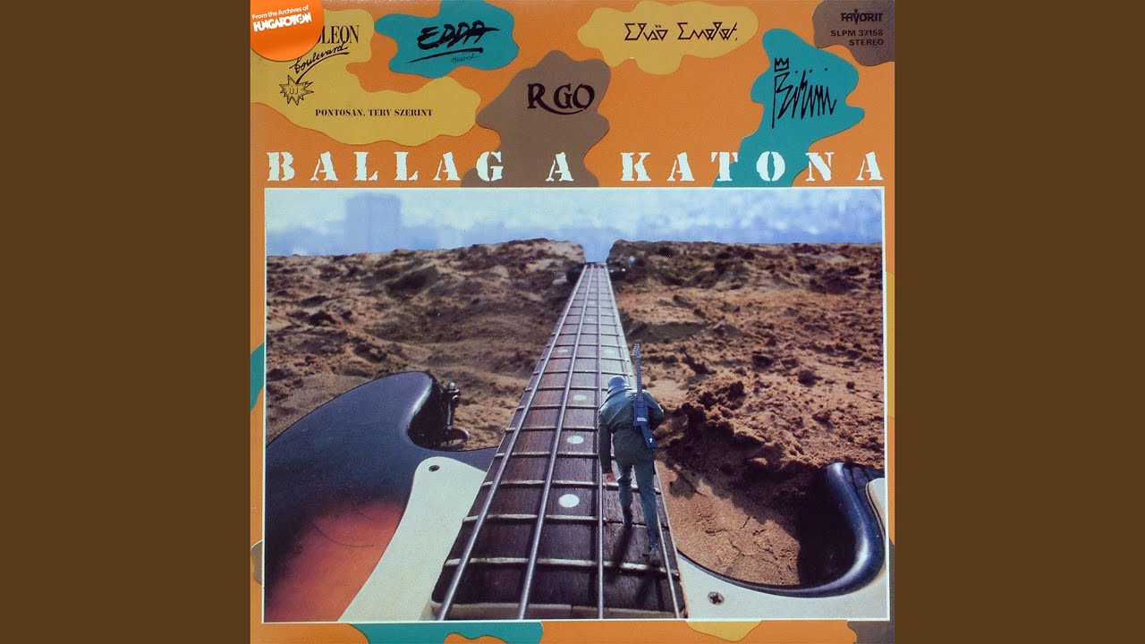 Ballag a katona